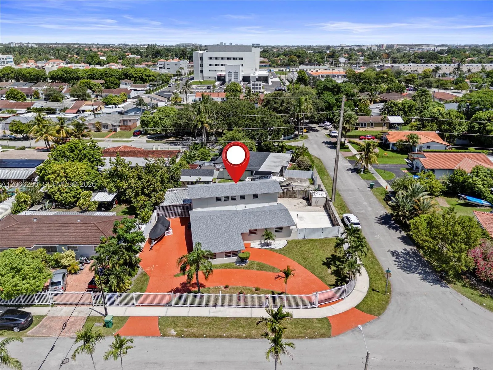 Foto de propiedad en 8241 SW 12th Terrace, Miami, FL 33144 Miami con MLS# 