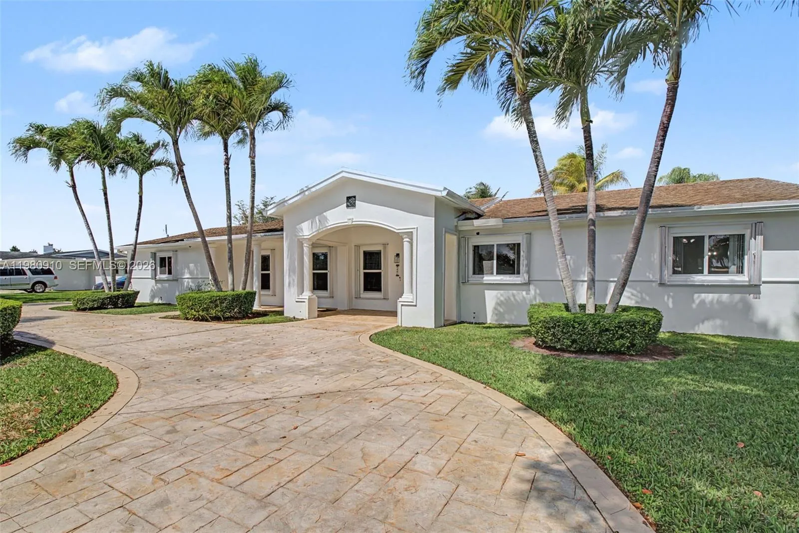 Foto de propiedad en 8241 SW 146th Street, Palmetto Bay, FL 33158 Palmetto Bay con MLS# 