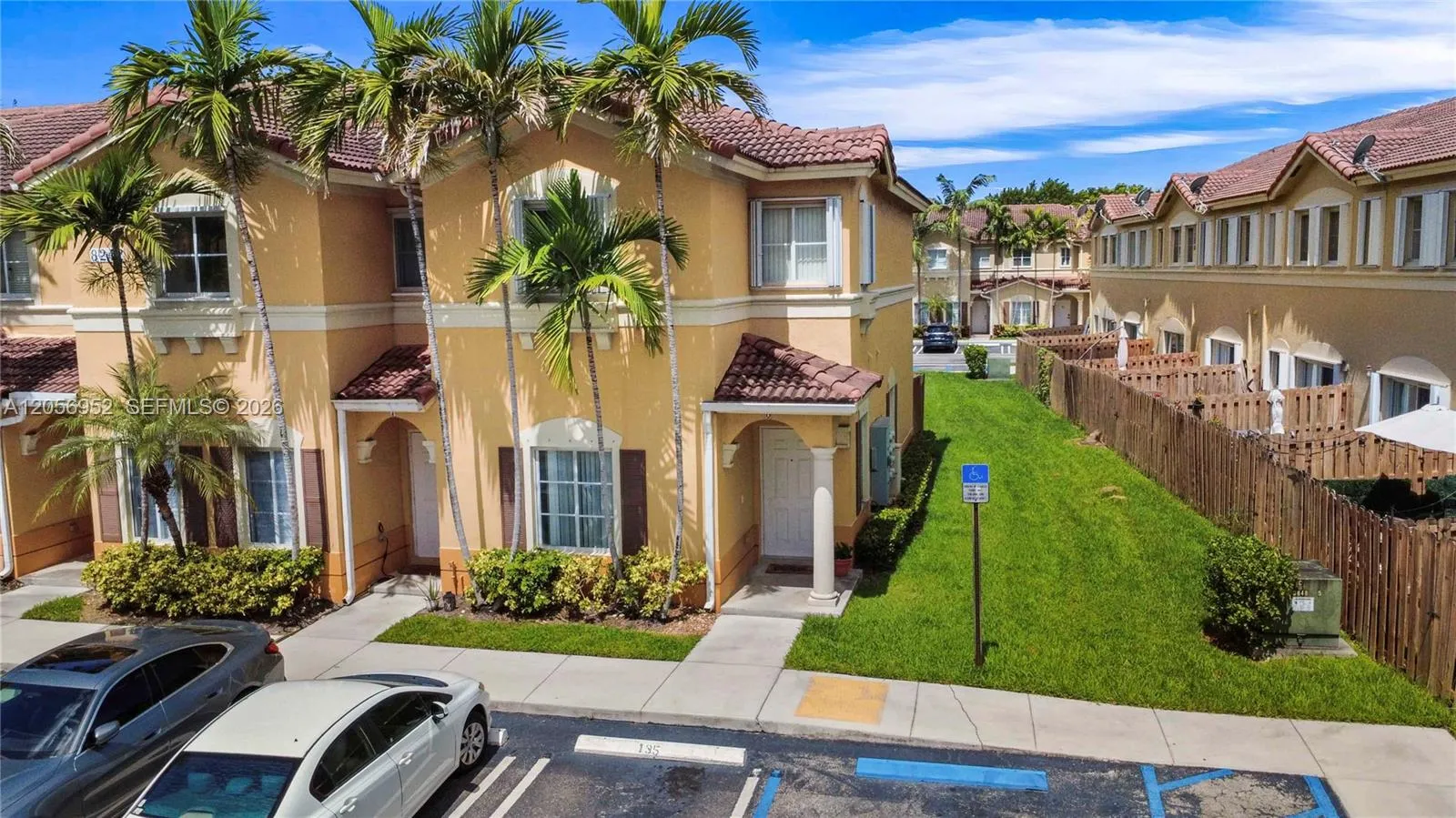 Foto de propiedad en 8242 NW 107th Court 8-12, Doral, FL 33178 Doral con MLS# 