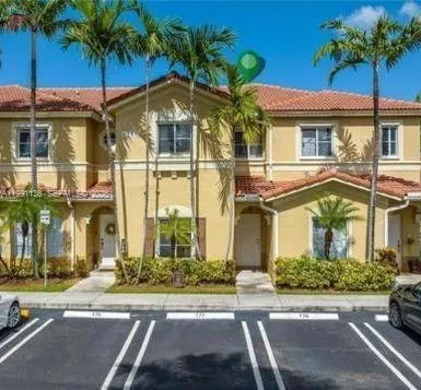 Foto de propiedad en 8243 NW 107th Path 4-13, Doral, FL 33178 Doral con MLS# 
