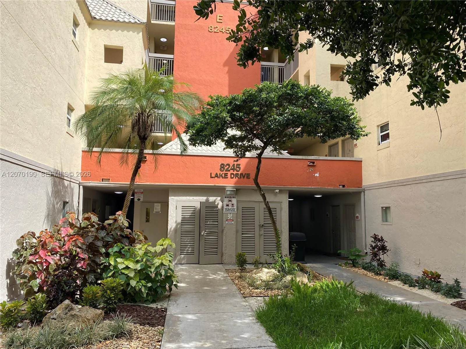Foto de propiedad en 8245 Lake Drive 101, Doral, FL 33166 Doral con MLS# 