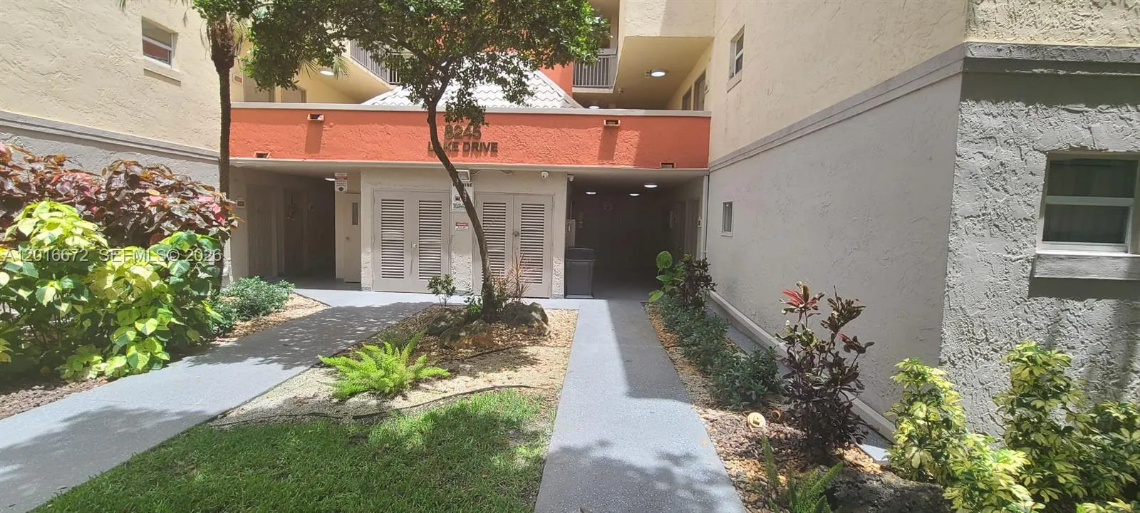 Foto de propiedad en 8245 Lake Drive 401, Doral, FL 33166 Doral con MLS# 