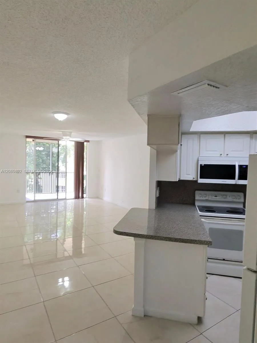 Foto de propiedad en 8245 Lake Drive 404, Doral, FL 33166 Doral con MLS# 
