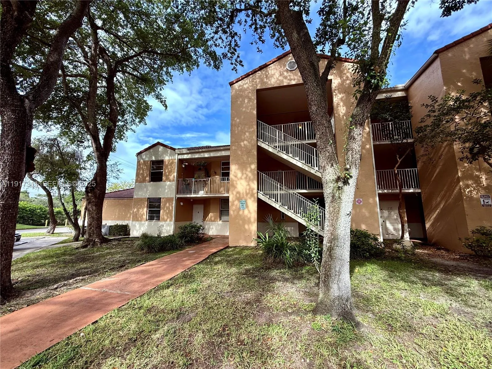 Foto de propiedad en 8246 NW 24th Street 8246, Coral Springs, FL 33065 Coral Springs con MLS# 