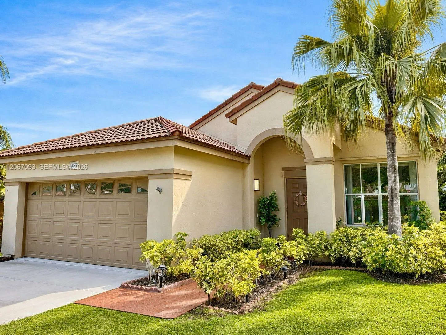 Foto de propiedad en 825 Falling Water Road, Weston, FL 33326 Weston con MLS# 