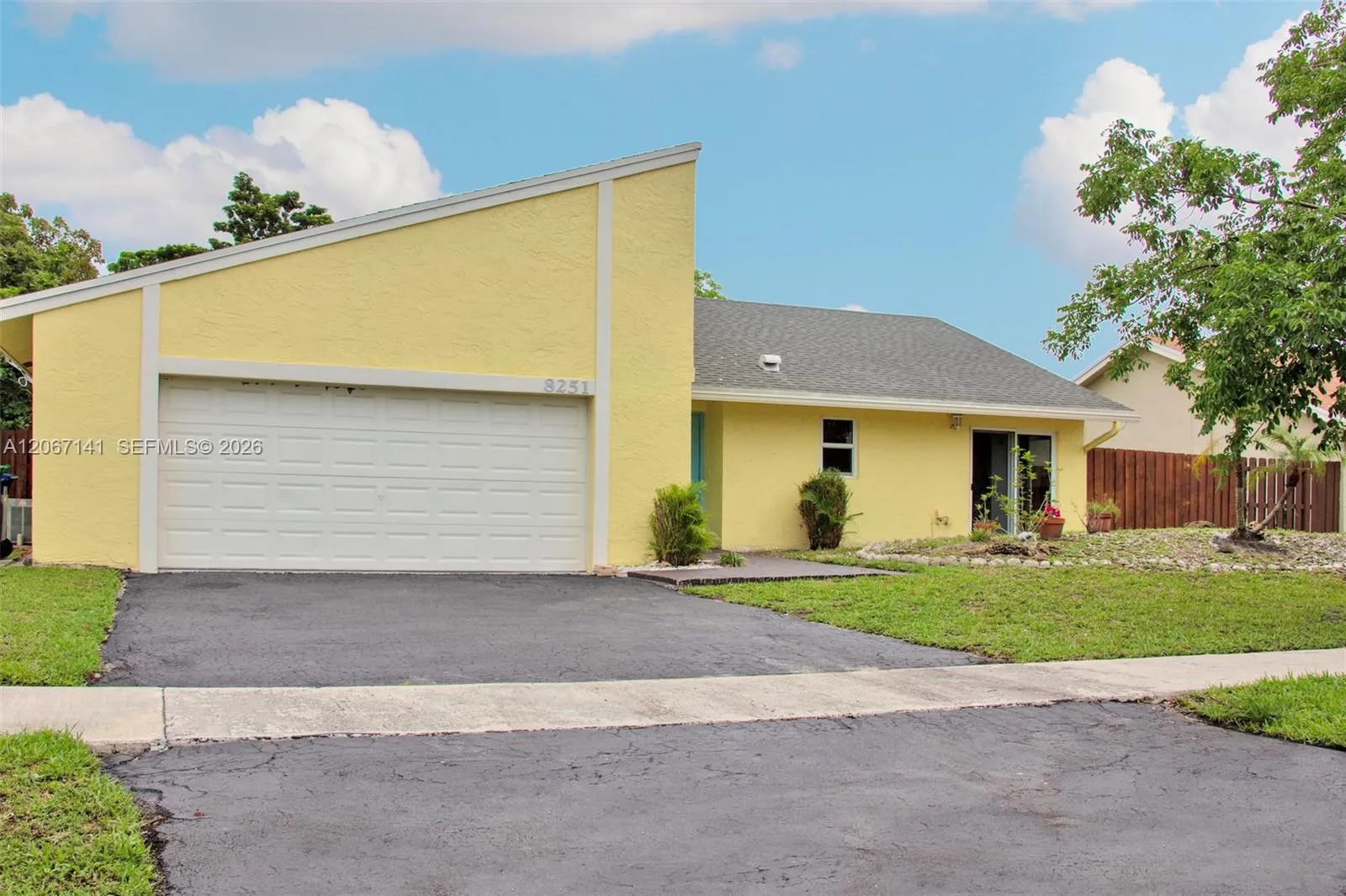 Foto de propiedad en 8251 NW 51st Court, Lauderhill, FL 33351 Lauderhill con MLS# 