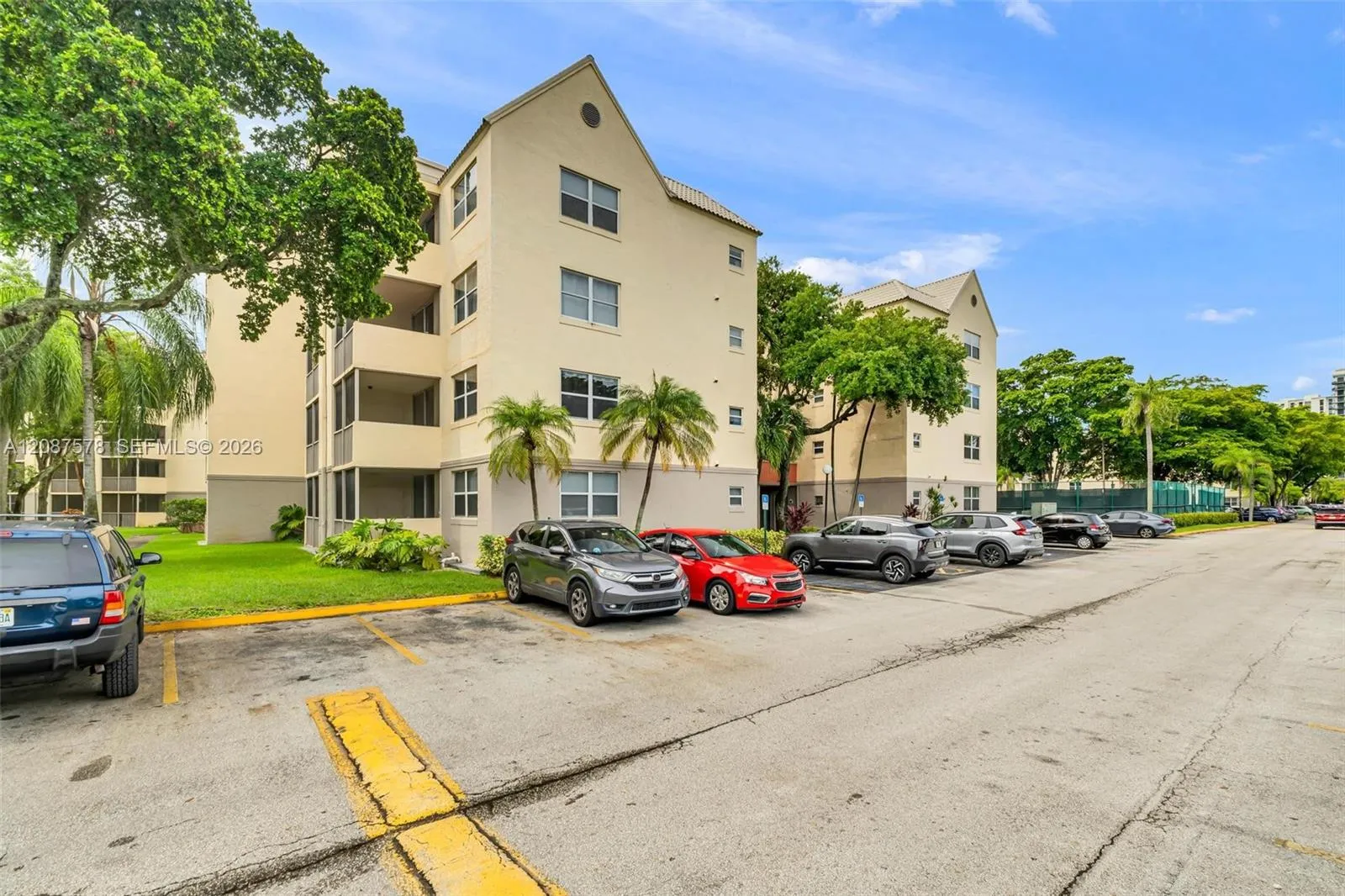 Foto de propiedad en 8255 Lake Drive 304, Doral, FL 33166 Doral con MLS# 