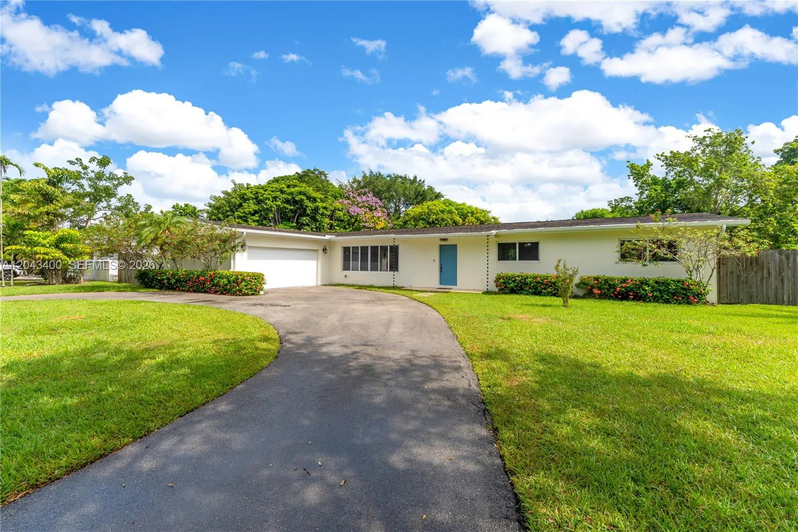 Foto de propiedad en 8255 SW 134th Street, Pinecrest, FL 33156 Pinecrest con MLS# 