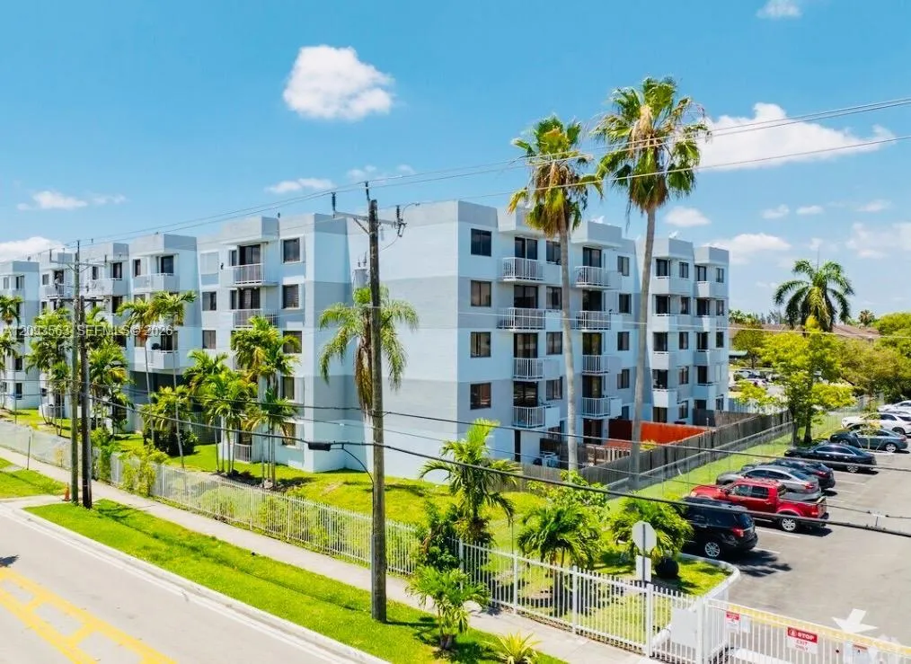 En Renta 8261 NW 8th Street 334, Miami, FL 33126, Miami, FL 33126