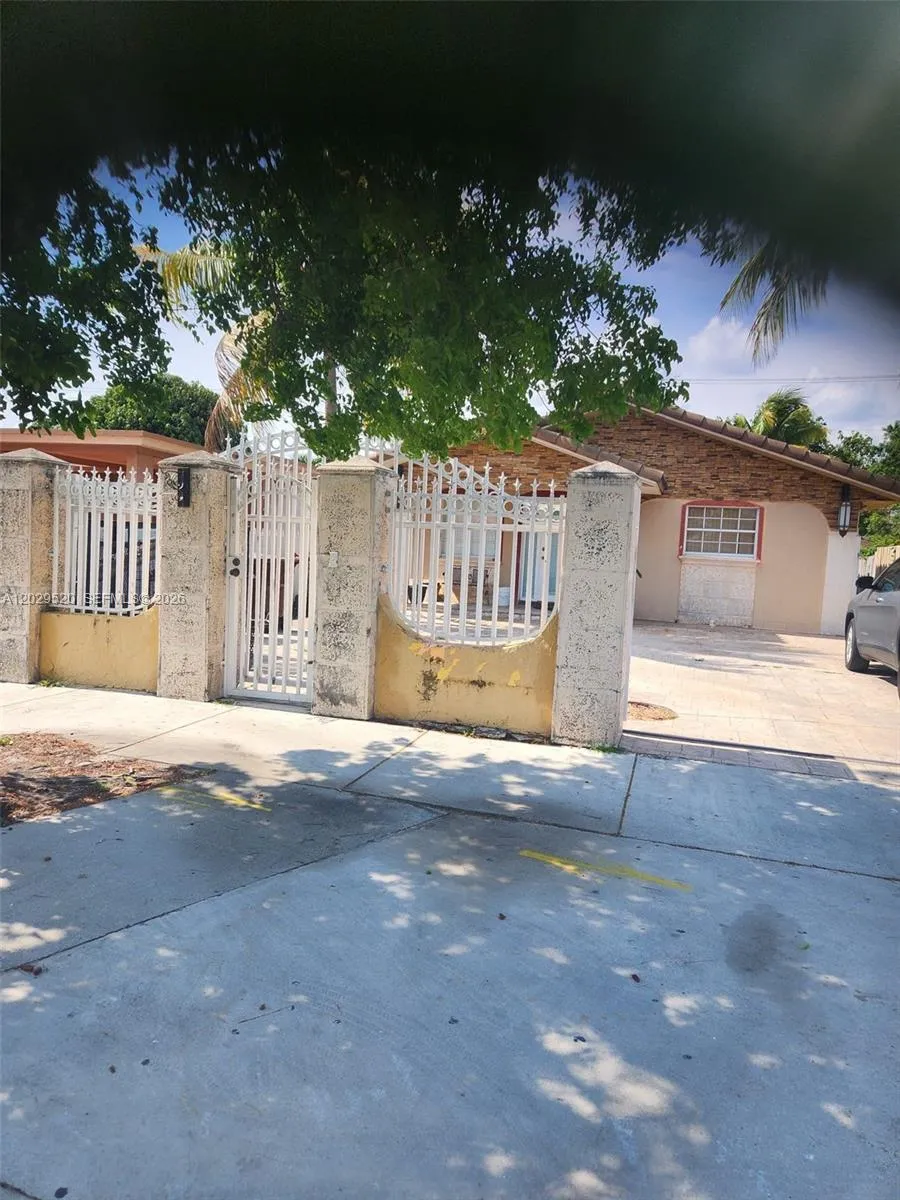 Foto de propiedad en 827 E 27th Street, Hialeah, FL 33013 Hialeah con MLS# 