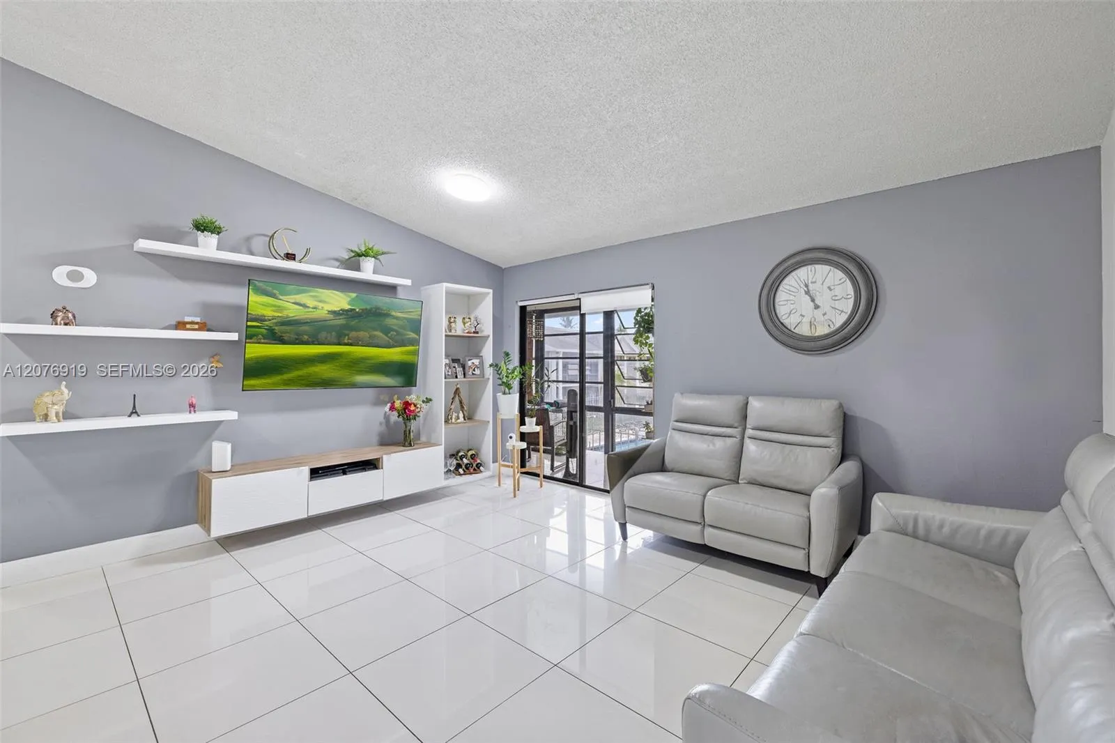 Foto de propiedad en 827 NE 199th Street 206, Miami, FL 33179 Miami con MLS# 