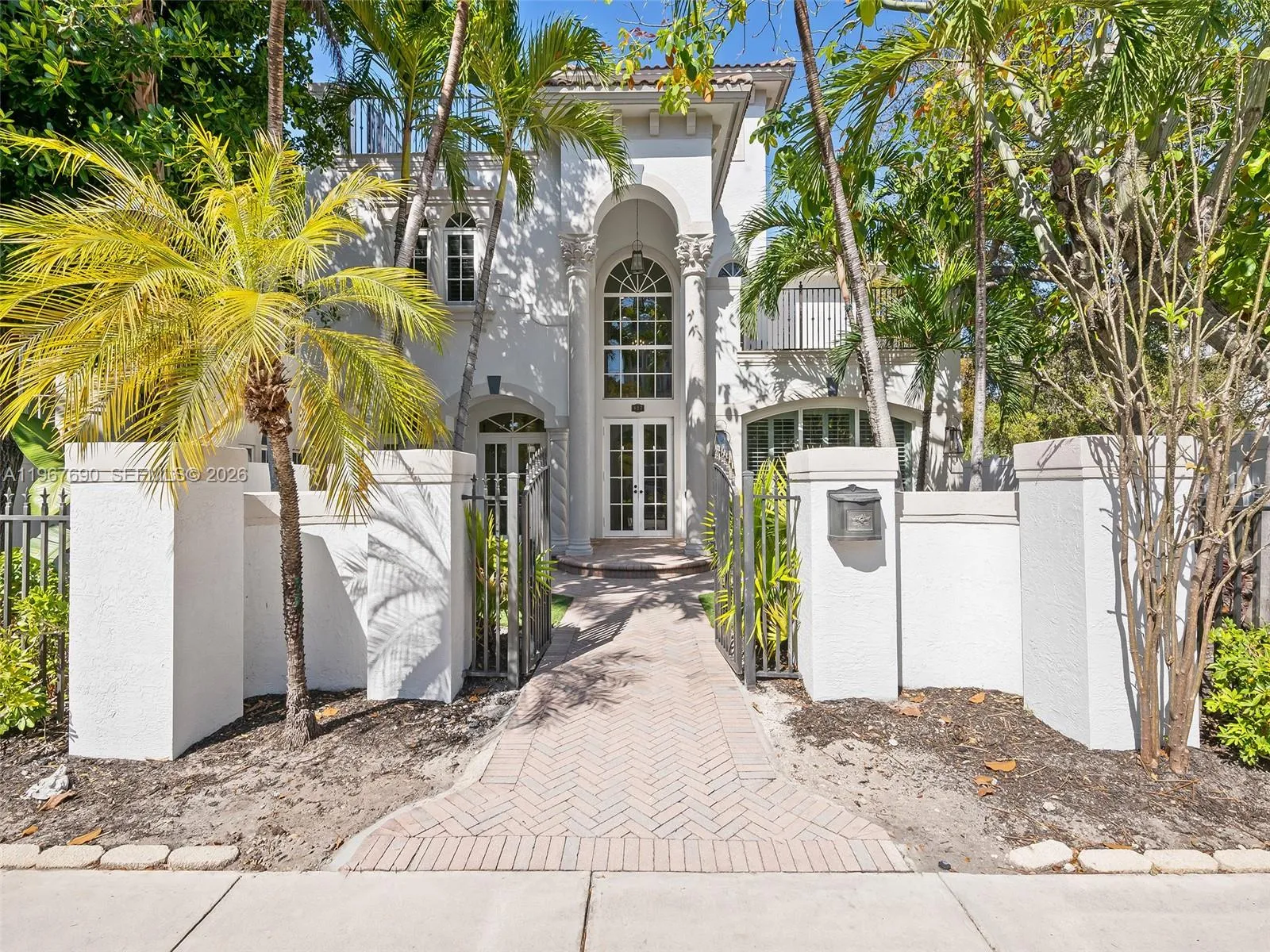 Foto de propiedad en 827 SE 2nd Court, Fort Lauderdale, FL 33301 Fort Lauderdale con MLS# 