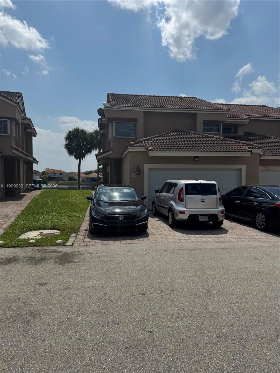 Foto de propiedad en 8270 NW 191st Lane 13L, Hialeah, FL 33015 Hialeah con MLS# 