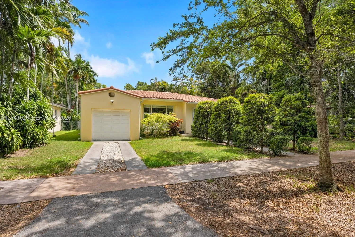 Foto de propiedad en 829 Medina Avenue, Coral Gables, FL 33134 Coral Gables con MLS# 