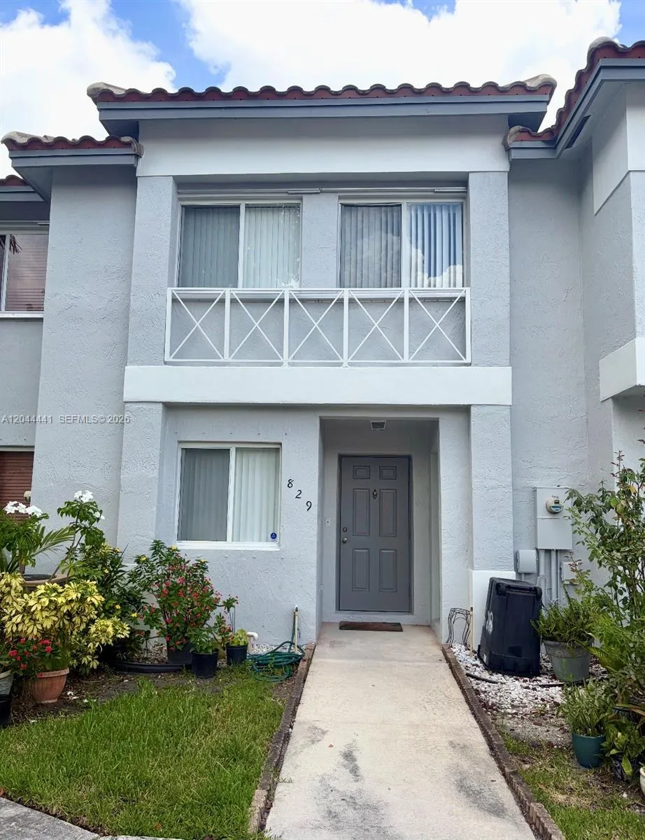 Foto de propiedad en 829 NW 208th Way, Pembroke Pines, FL 33029 Pembroke Pines con MLS# 