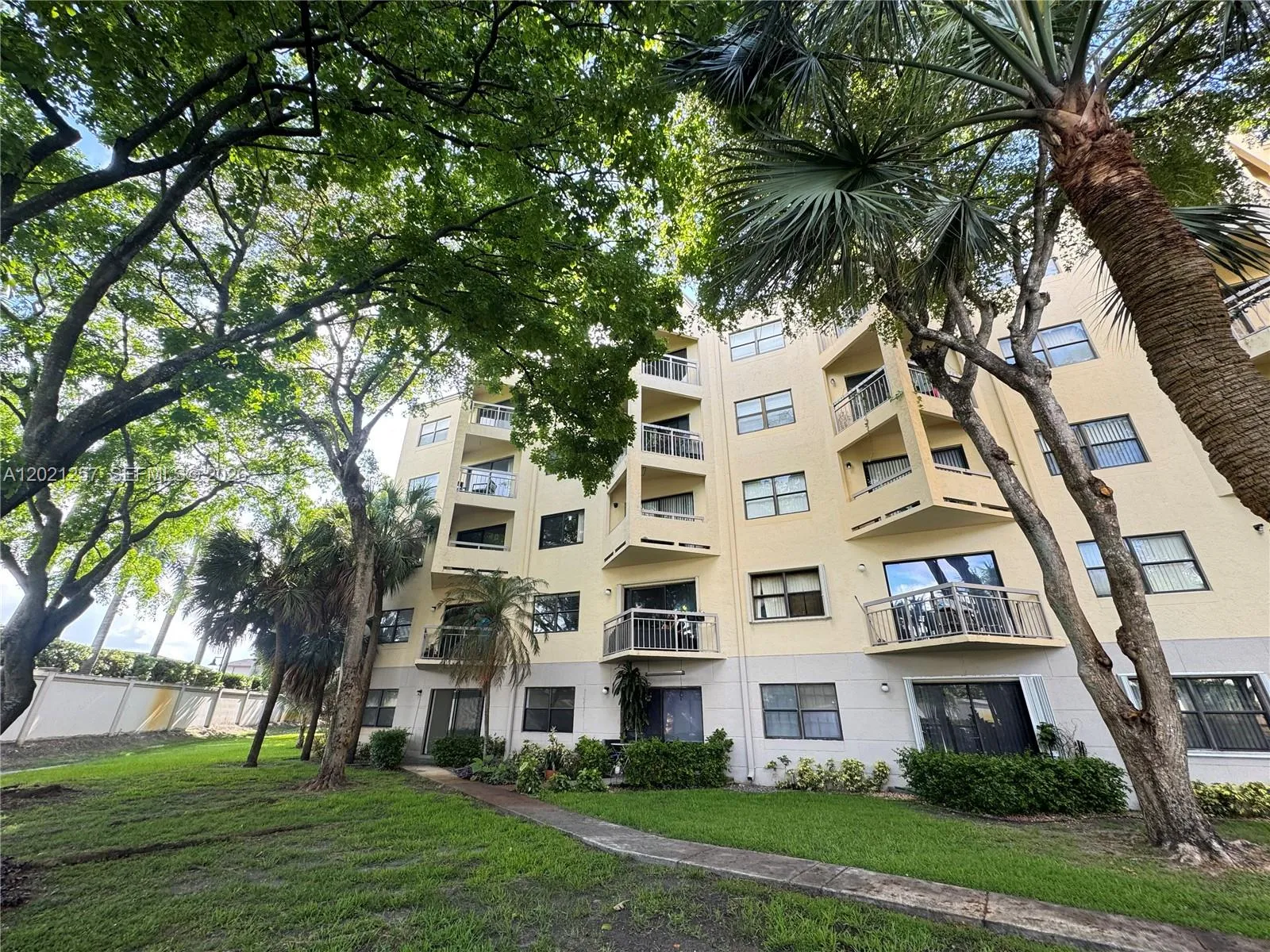 Vendido 8290 Lake Drive 130, Doral, FL 33166, Doral, FL 33166