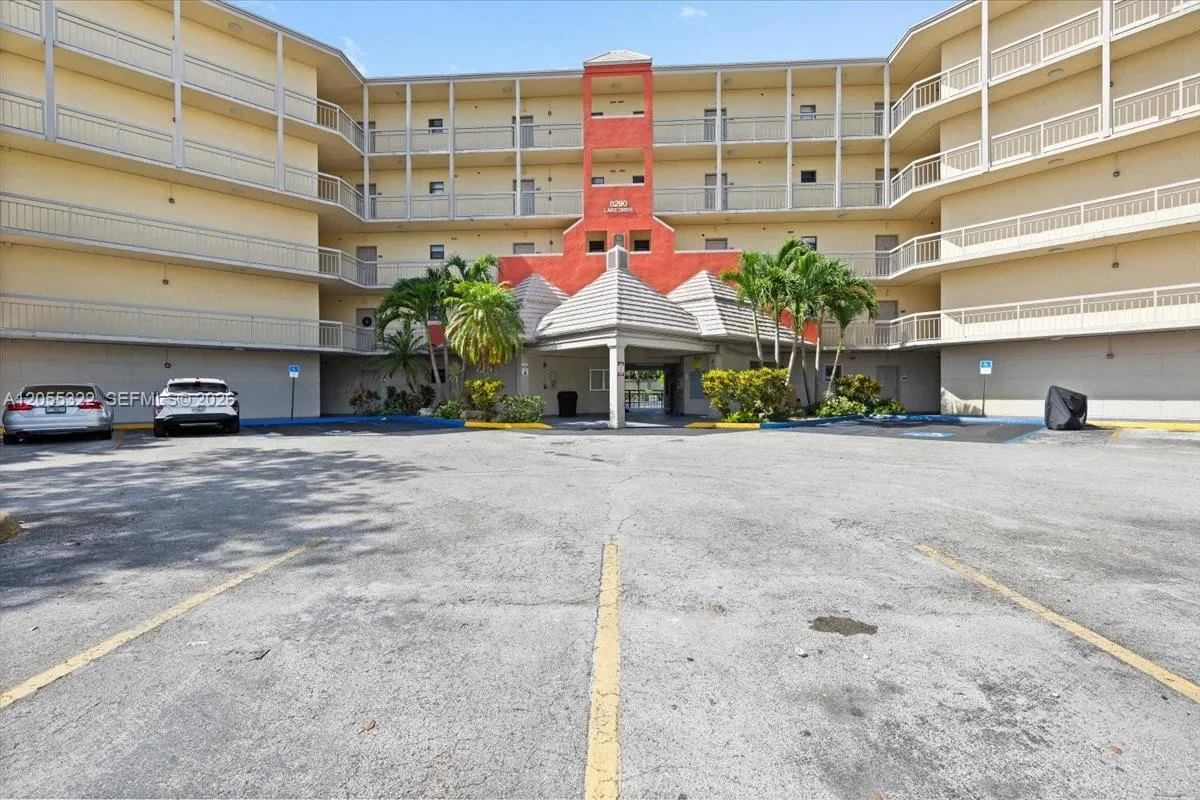 Foto de propiedad en 8290 Lake Drive 130, Doral, FL 33166 Doral con MLS# 