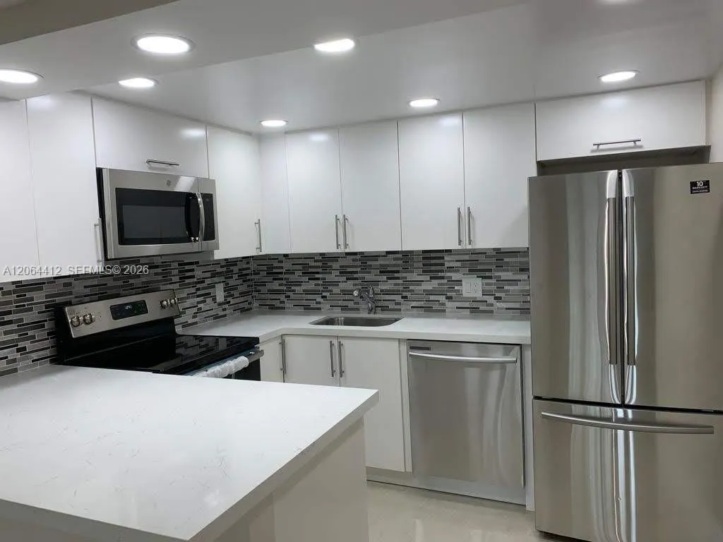 Foto de propiedad en 8290 Lake Drive 209, Doral, FL 33166 Doral con MLS# 