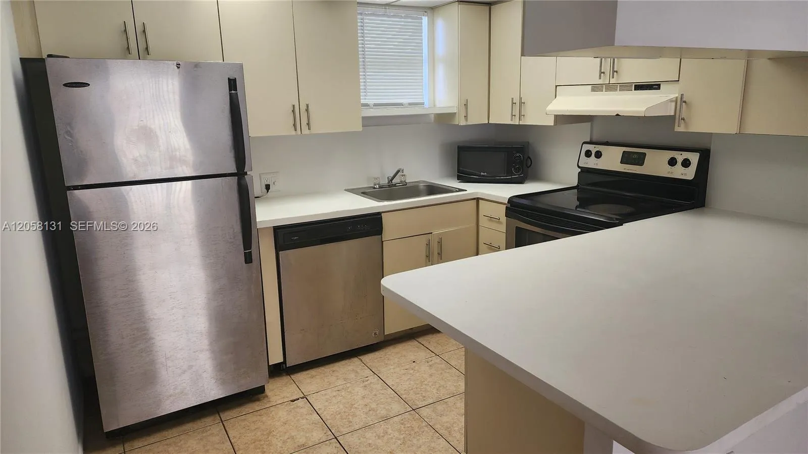 Foto de propiedad en 8290 Lake Drive 405, Doral, FL 33166 Doral con MLS# 