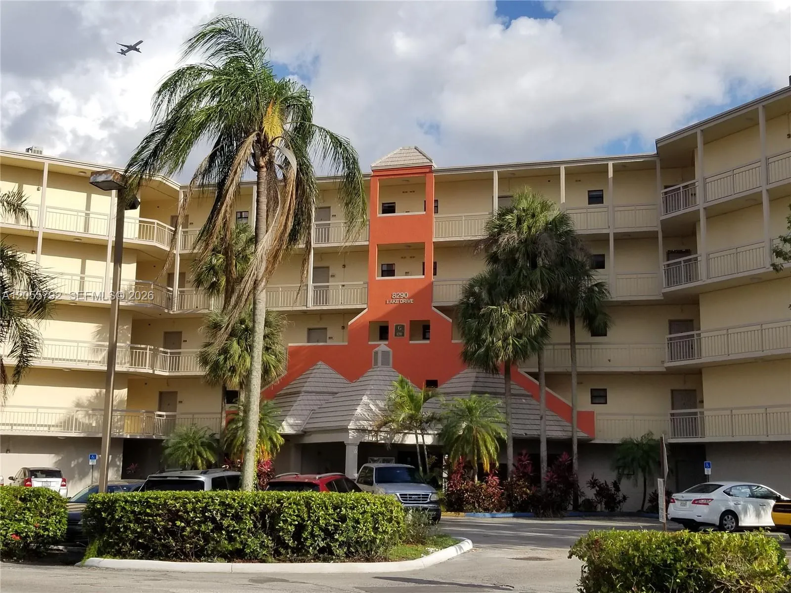 Foto de propiedad en 8290 Lake Drive 440, Doral, FL 33166 Doral con MLS# 
