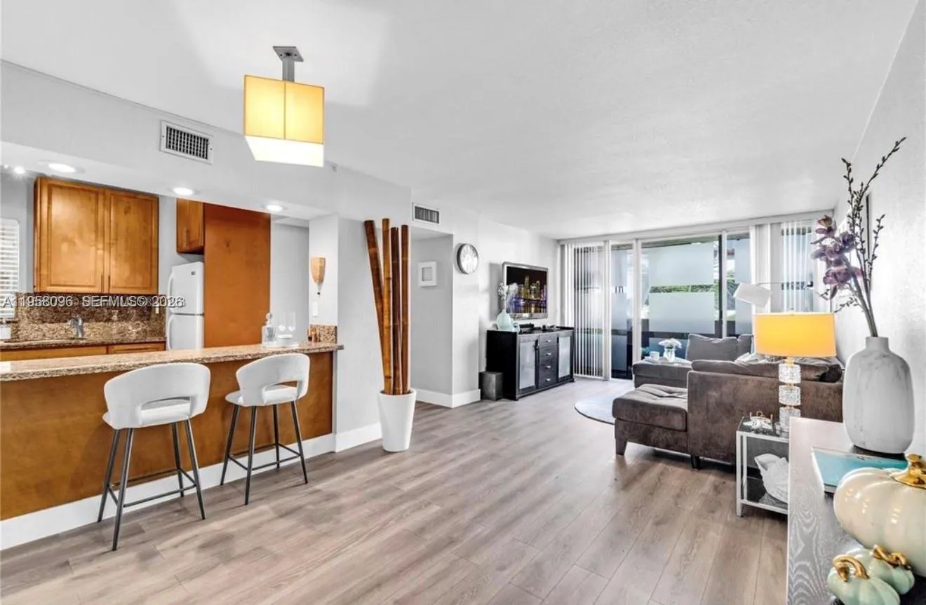 Foto de propiedad en 830 NW 87t Avenue 303, Miami, FL 33172 Miami con MLS# 