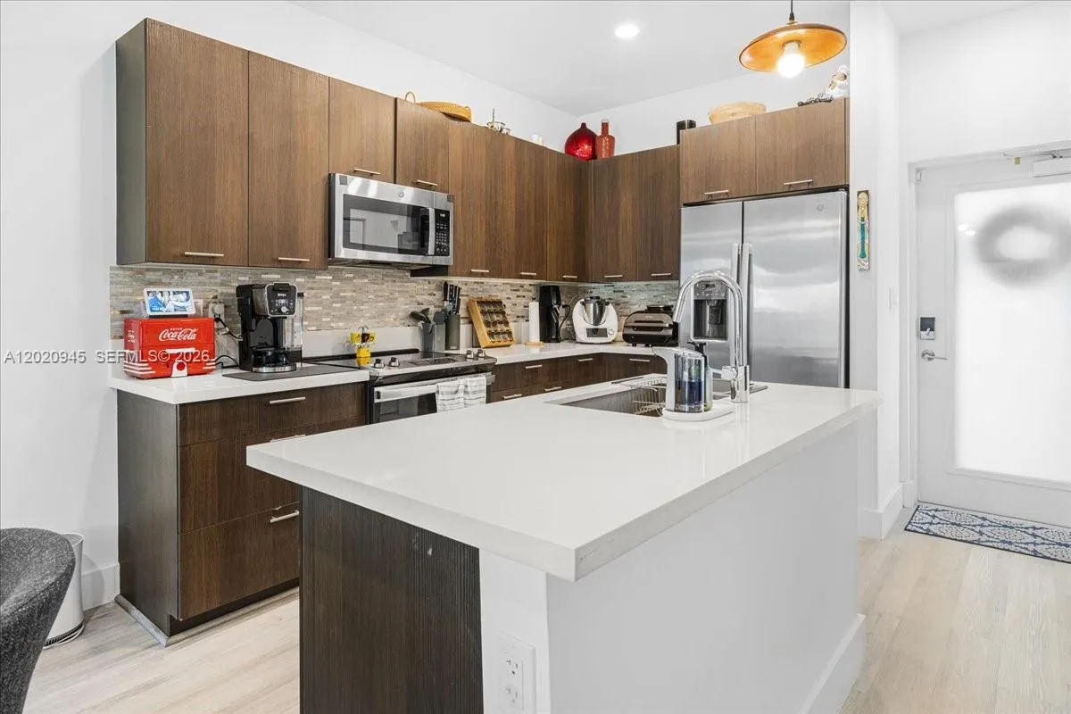 Foto de propiedad en 8301 NW 41st Street B-309, Doral, FL 33166 Doral con MLS# 