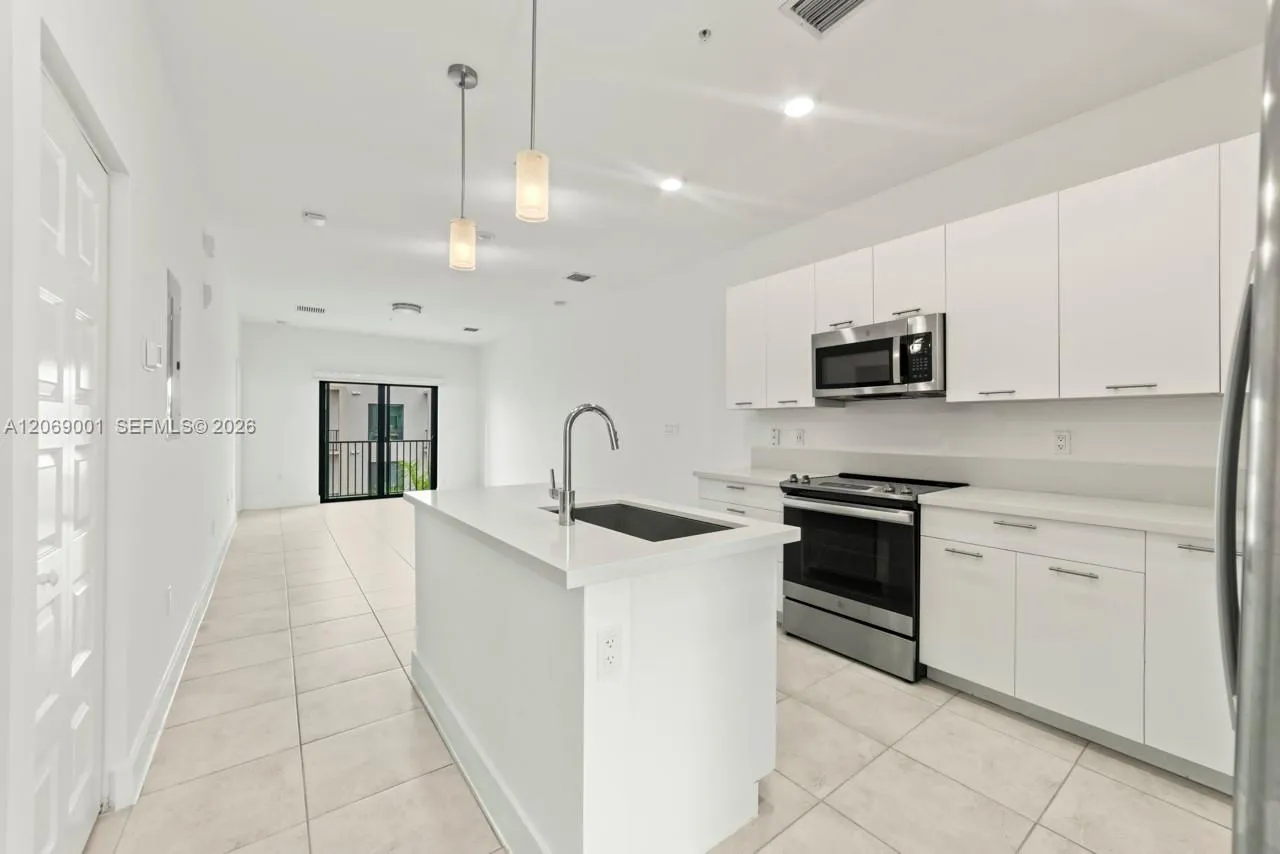 Foto de propiedad en 8301 NW 41st Street B-408, Doral, FL 33166 Doral con MLS# 
