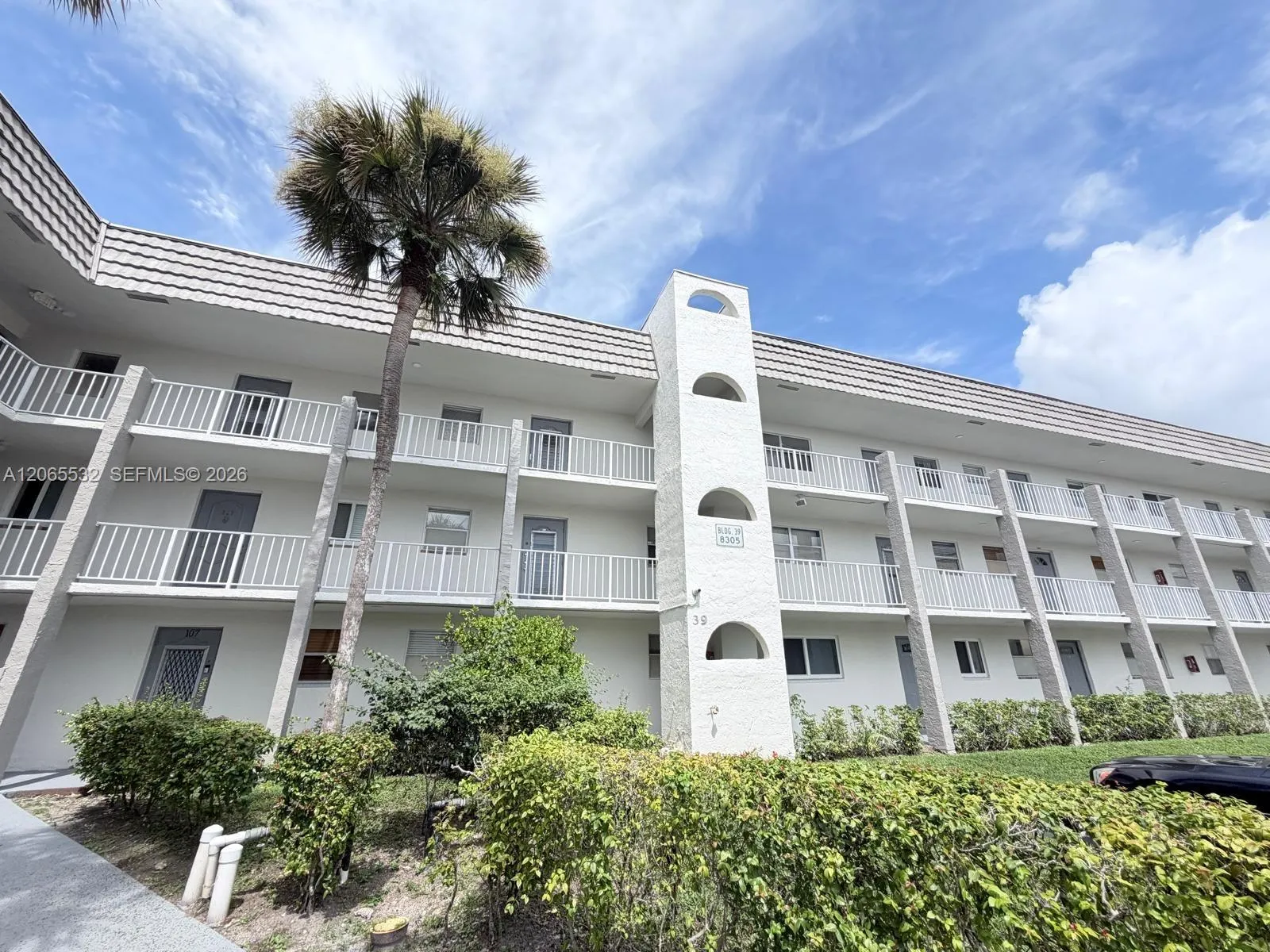 Foto de propiedad en 8305 Sunrise Lakes Boulevard 310, Sunrise, FL 33322 Sunrise con MLS# 