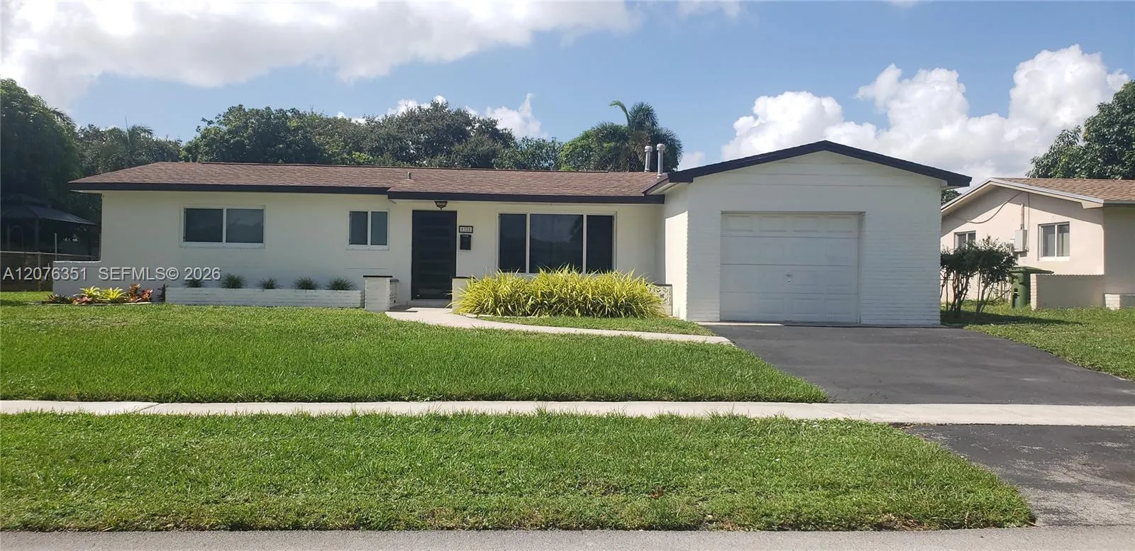 Foto de propiedad en 8320 NW 24th Court, Pembroke Pines, FL 33024 Pembroke Pines con MLS# 