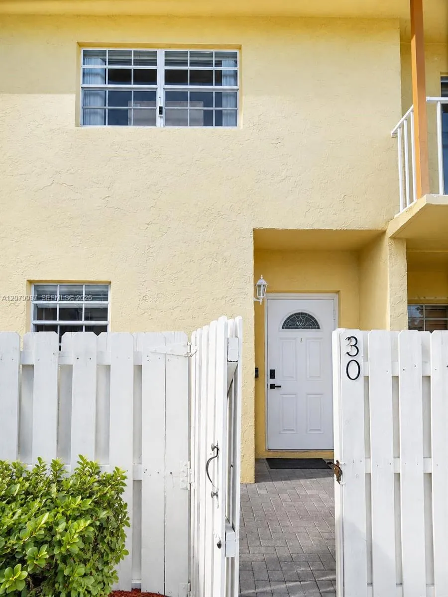 Foto de propiedad en 8320 SW 154th Avenue 30, Miami, FL 33193 Miami con MLS# 