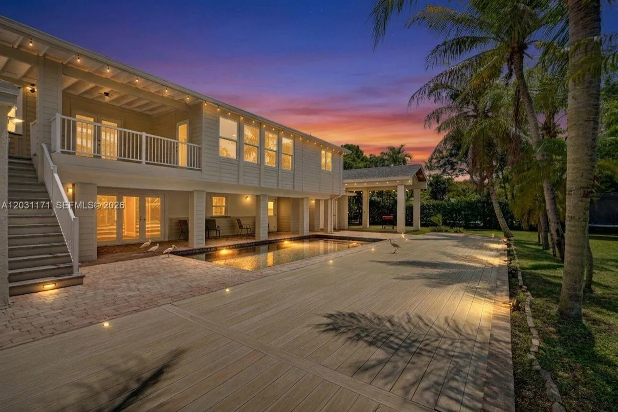 Foto de propiedad en 8320 SW 161st Street, Palmetto Bay, FL 33157 Palmetto Bay con MLS# 