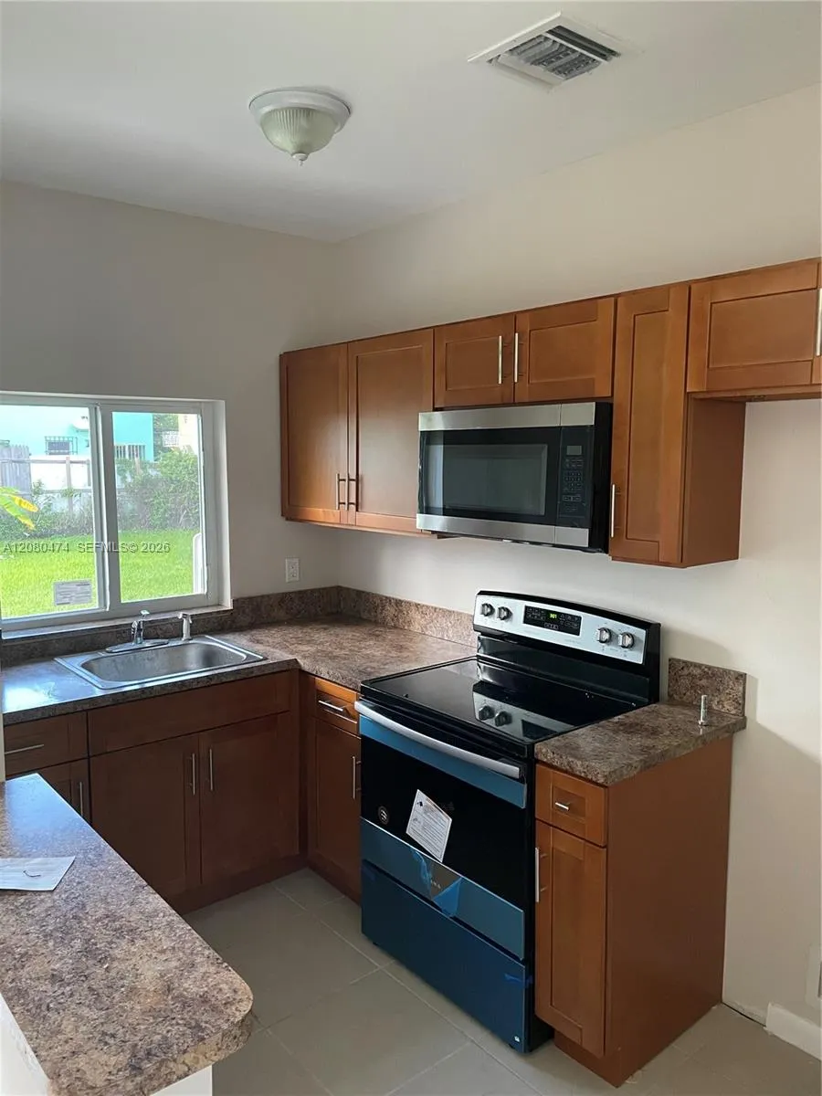 Foto de propiedad en 8321 NE Miami Court 4, Miami, FL 33138 Miami con MLS# 