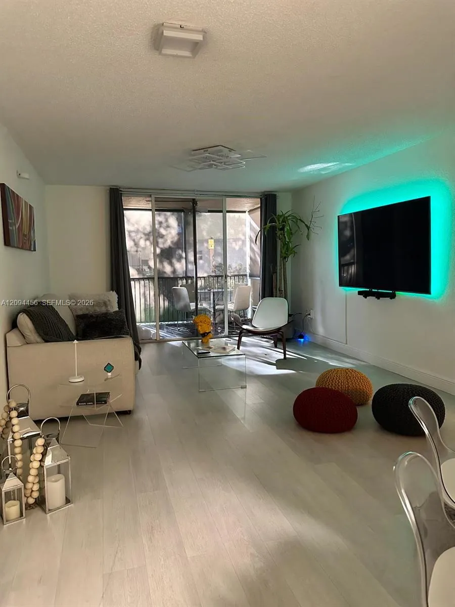 En Renta 8323 Lake Drive 102, Doral, FL 33166, Doral, FL 33166