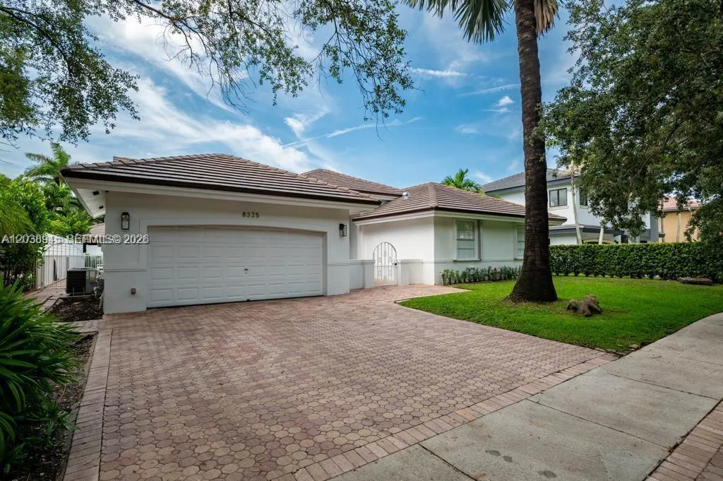 Foto de propiedad en 8325 NW 161st Terrace, Miami Lakes, FL 33016 Miami Lakes con MLS# 
