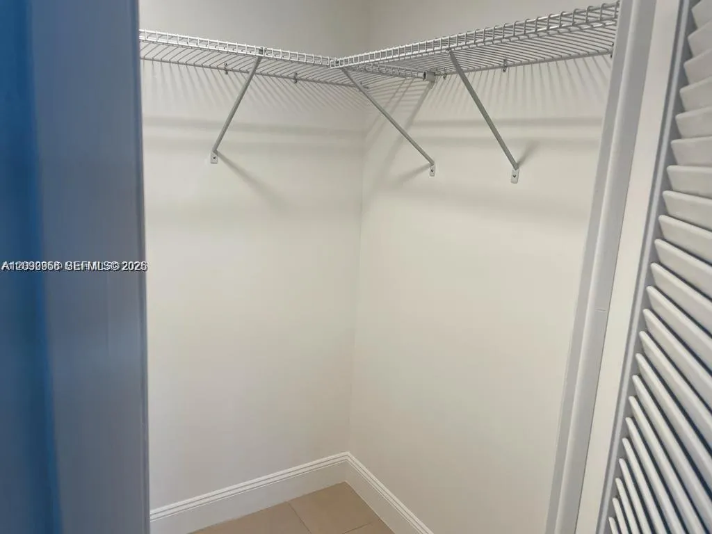 Foto de propiedad en 8325 Sunrise Lakes Boulevard 104, Sunrise, FL 33322 Sunrise con MLS# 