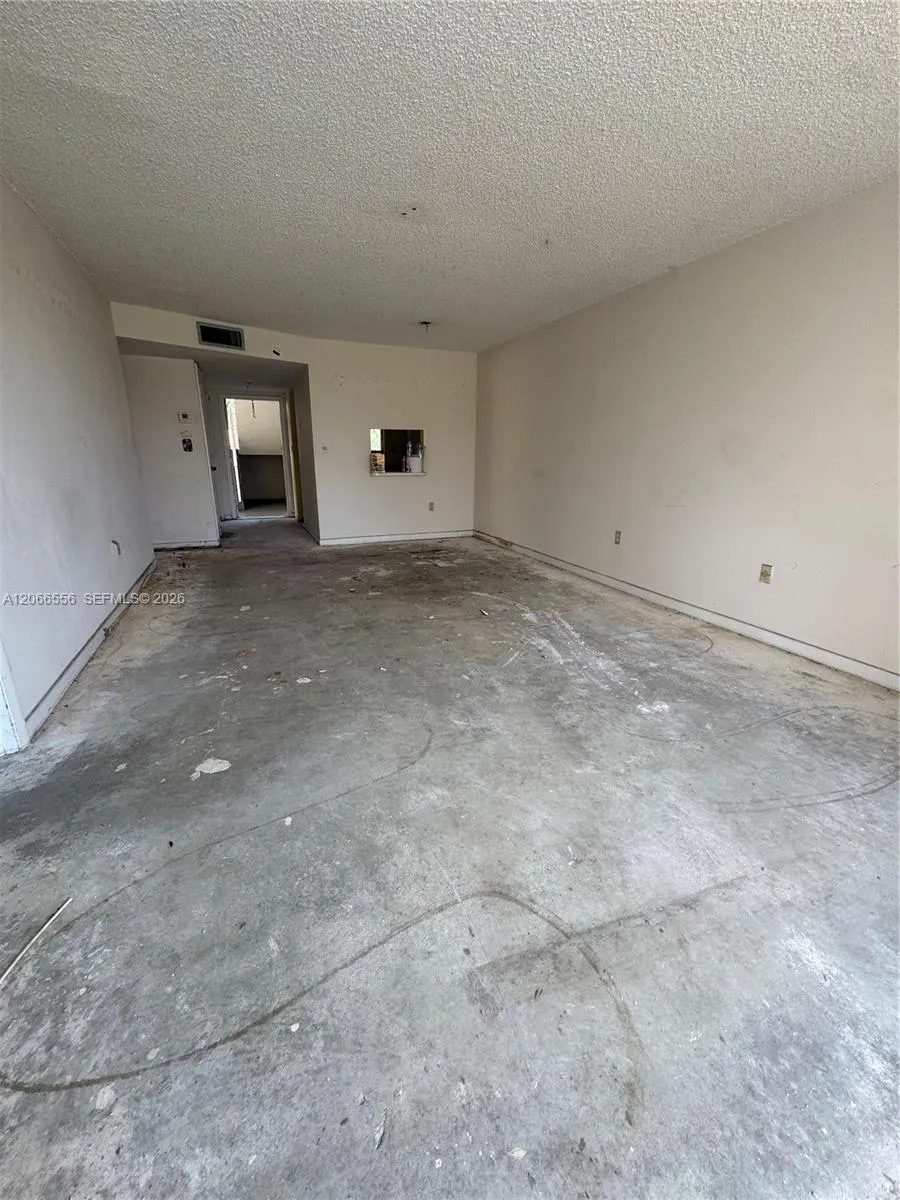 En Venta 8325 Sunrise Lakes Boulevard 112, Sunrise, FL 33322, Sunrise, FL 33322