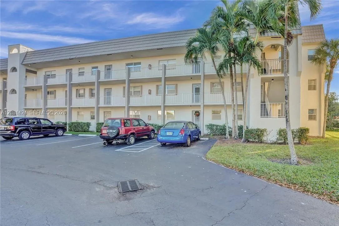 Foto de propiedad en 8325 Sunrise Lakes Boulevard 212, Sunrise, FL 33322 Sunrise con MLS# 
