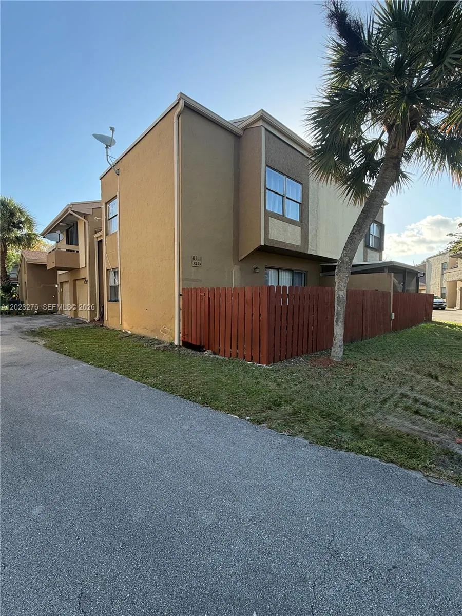 Foto de propiedad en 8330 N Missionwood Circle B-23, Miramar, FL 33025 Miramar con MLS# 
