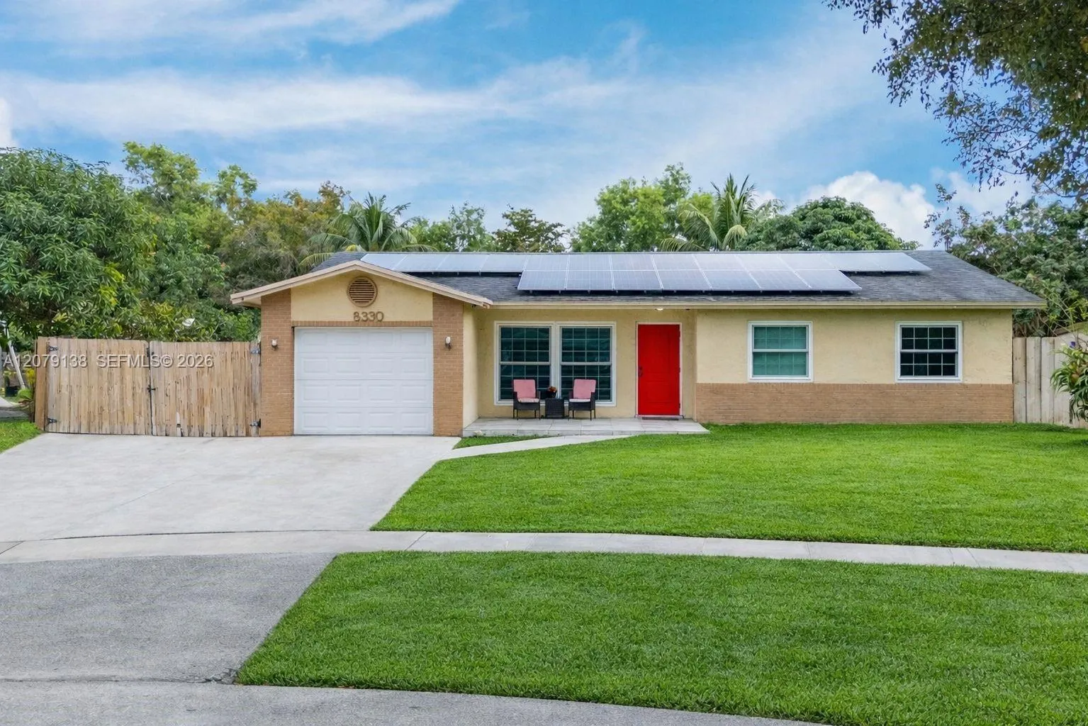 Foto de propiedad en 8330 NW 3rd Street, Pembroke Pines, FL 33024 Pembroke Pines con MLS# 