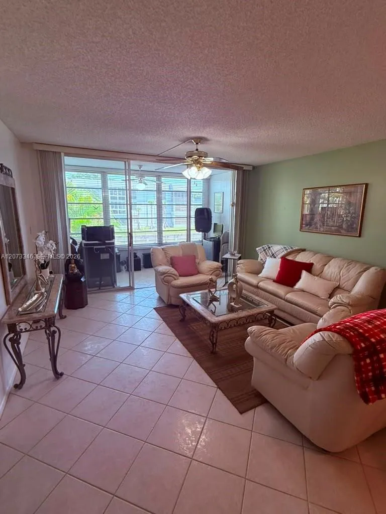 Foto de propiedad en 8330 Sands Point Boulevard N208, Tamarac, FL 33321 Tamarac con MLS# 