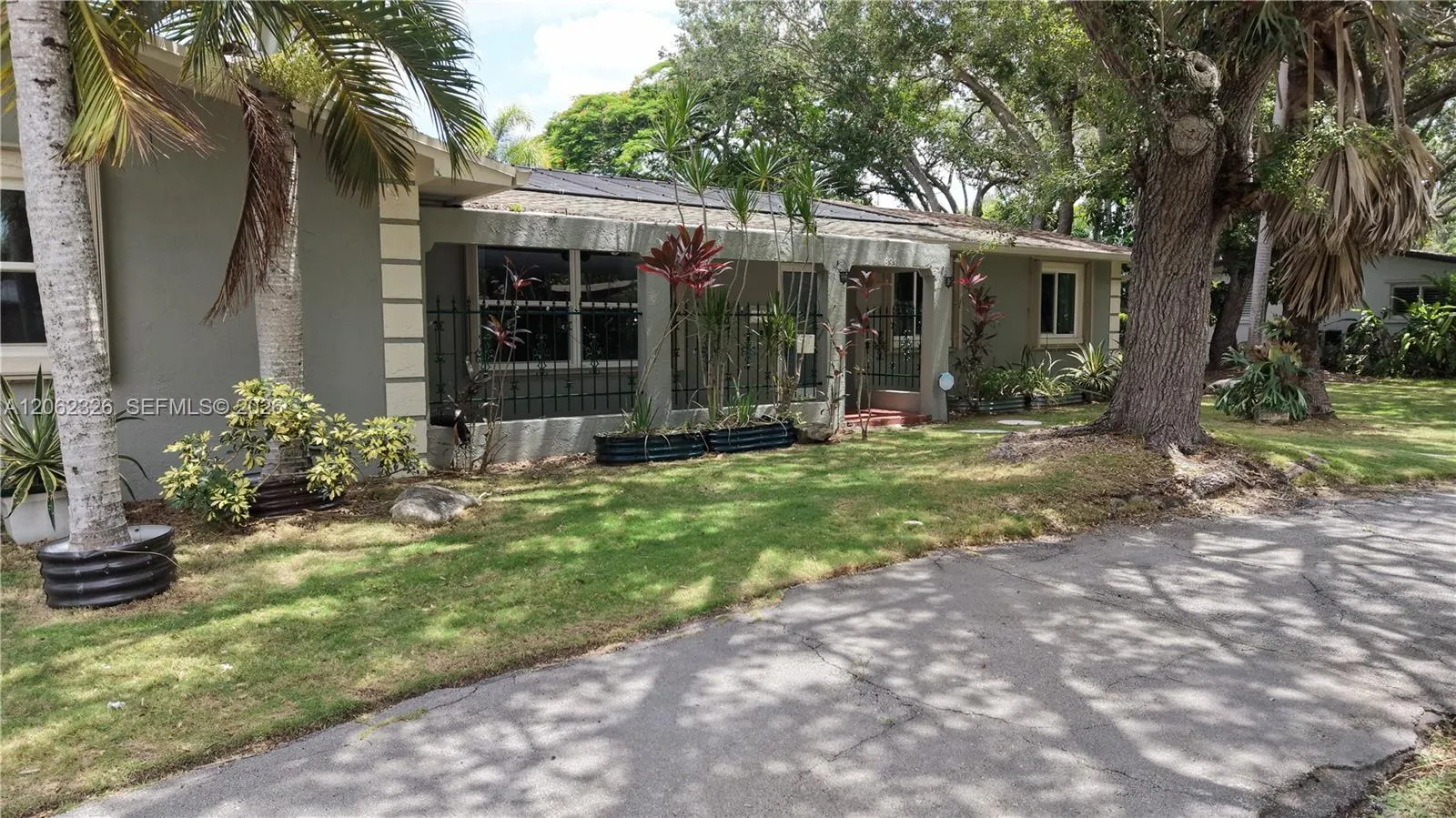 Foto de propiedad en 8331 SW 156th Street, Palmetto Bay, FL 33157 Palmetto Bay con MLS# 