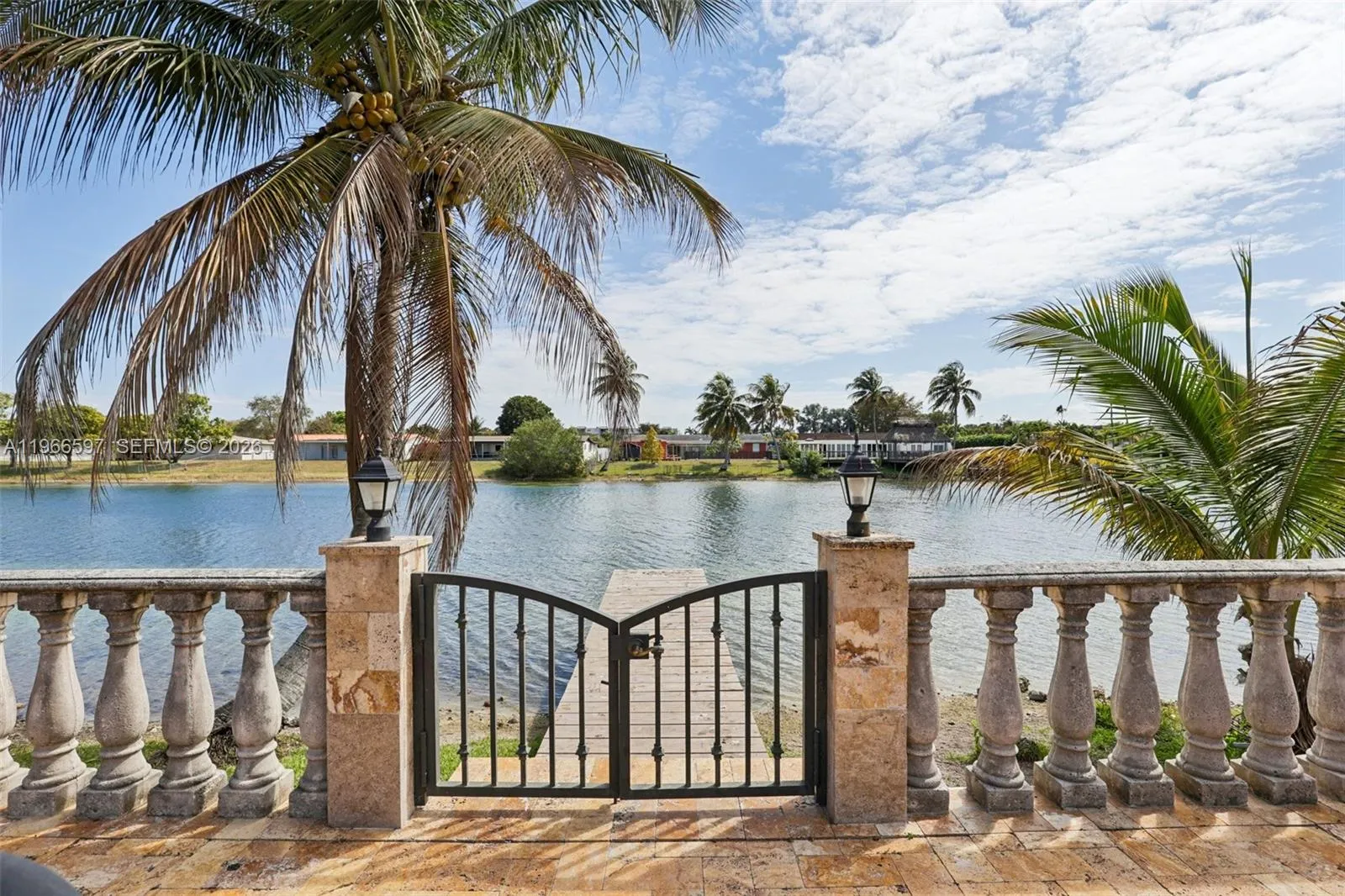Foto de propiedad en 8333 SW 144th Court, Miami, FL 33183 Miami con MLS# 