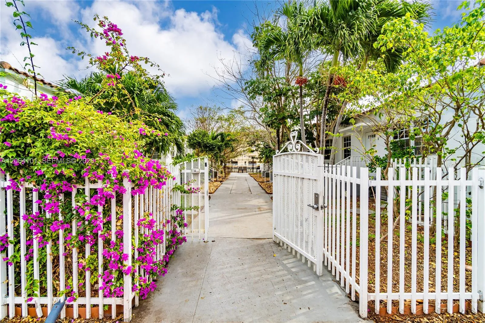 Foto de propiedad en 8335 E Crespi Boulevard 4, Miami Beach, FL 33141 Miami Beach con MLS# 