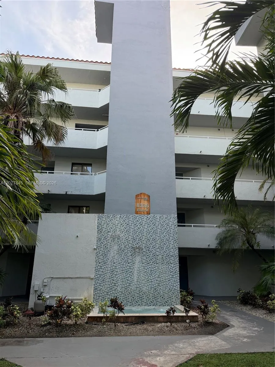 Foto de propiedad en 8335 SW 152nd Avenue B412, Miami, FL 33193 Miami con MLS# 