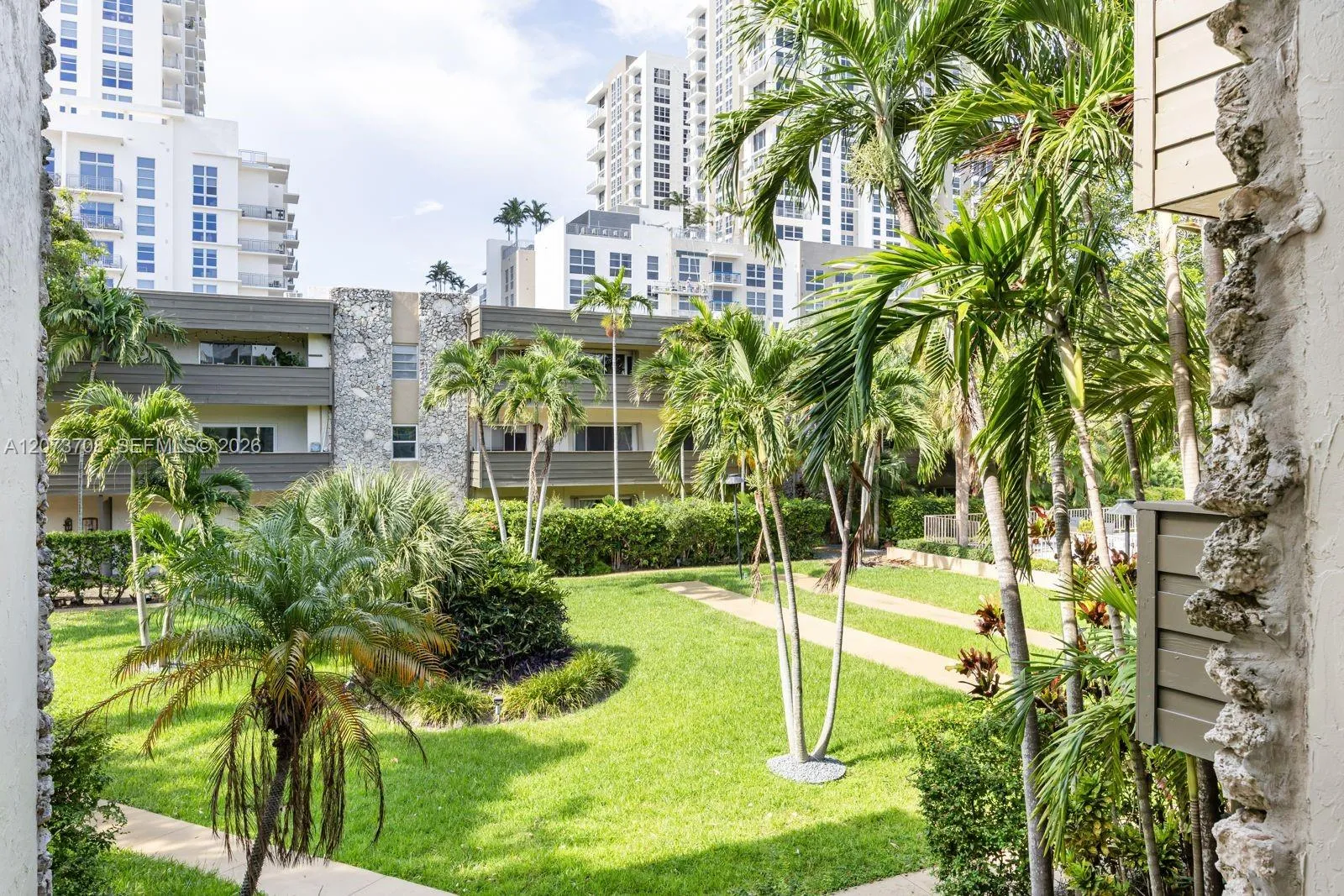 Foto de propiedad en 8335 SW 72nd Avenue 205D, Miami, FL 33143 Miami con MLS# 
