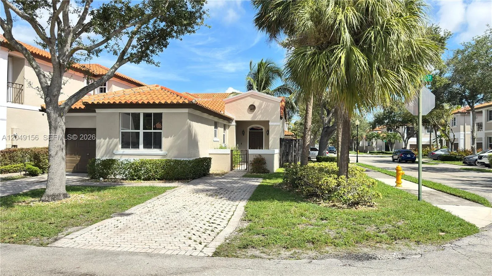 Foto de propiedad en 8337 NW 142nd Street 8337, Miami Lakes, FL 33016 Miami Lakes con MLS# 