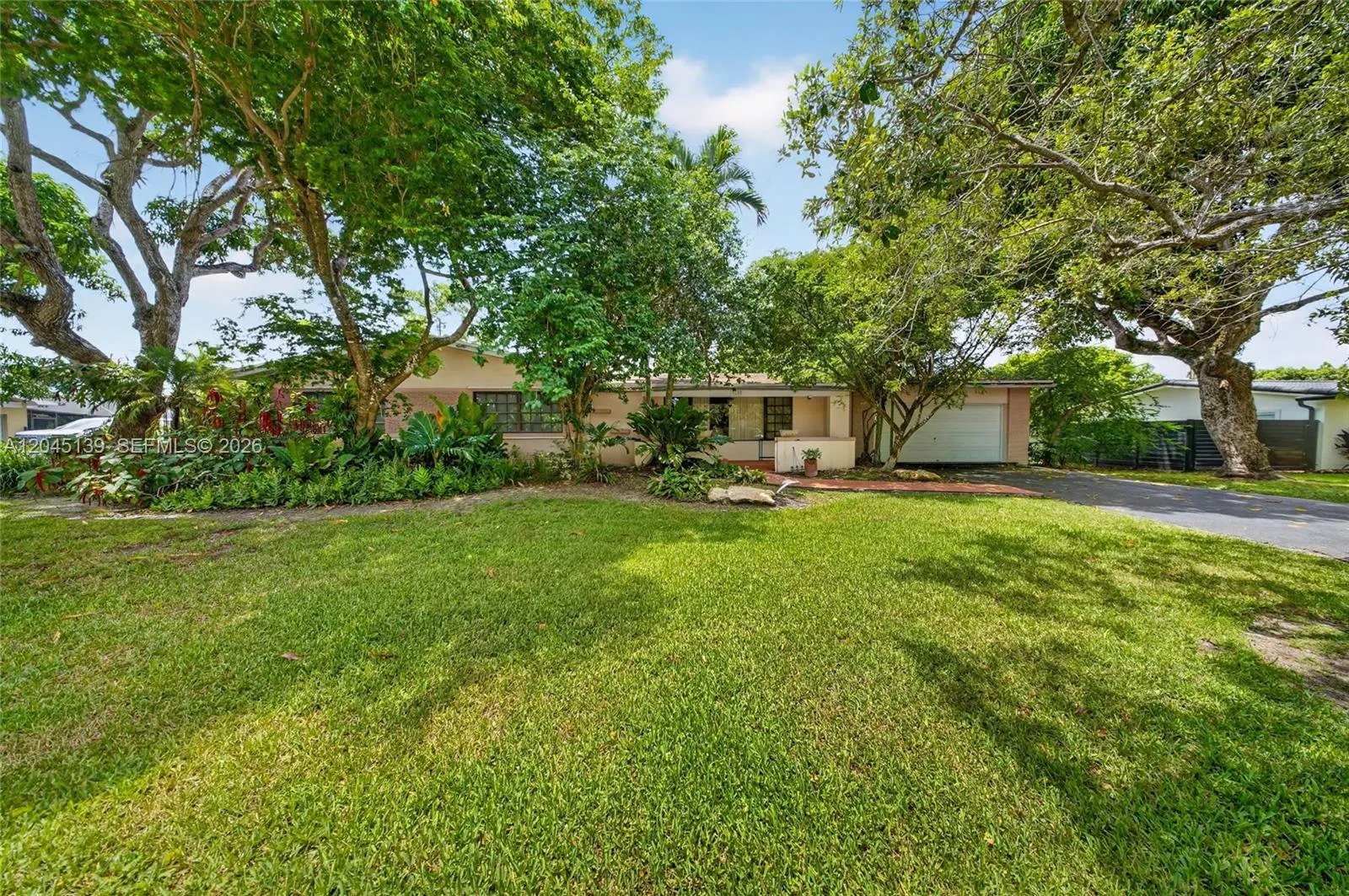 Foto de propiedad en 8340 SW 151st Street, Palmetto Bay, FL 33158 Palmetto Bay con MLS# 