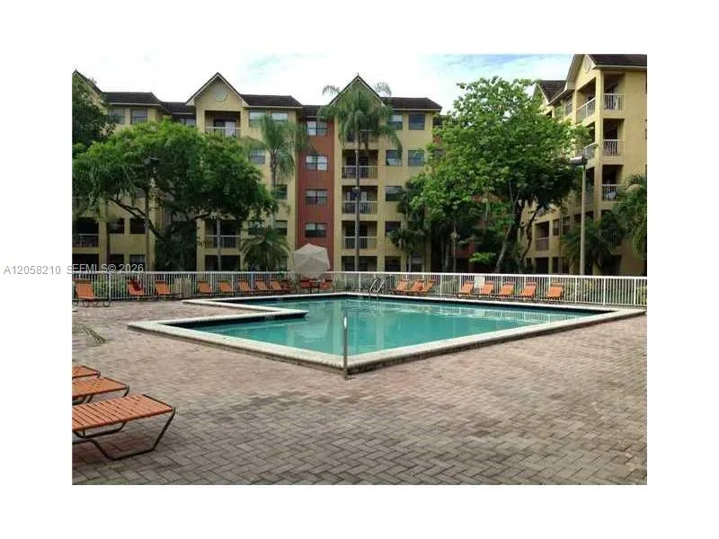 Foto de propiedad en 8343 Lake Drive 101, Doral, FL 33166 Doral con MLS# 