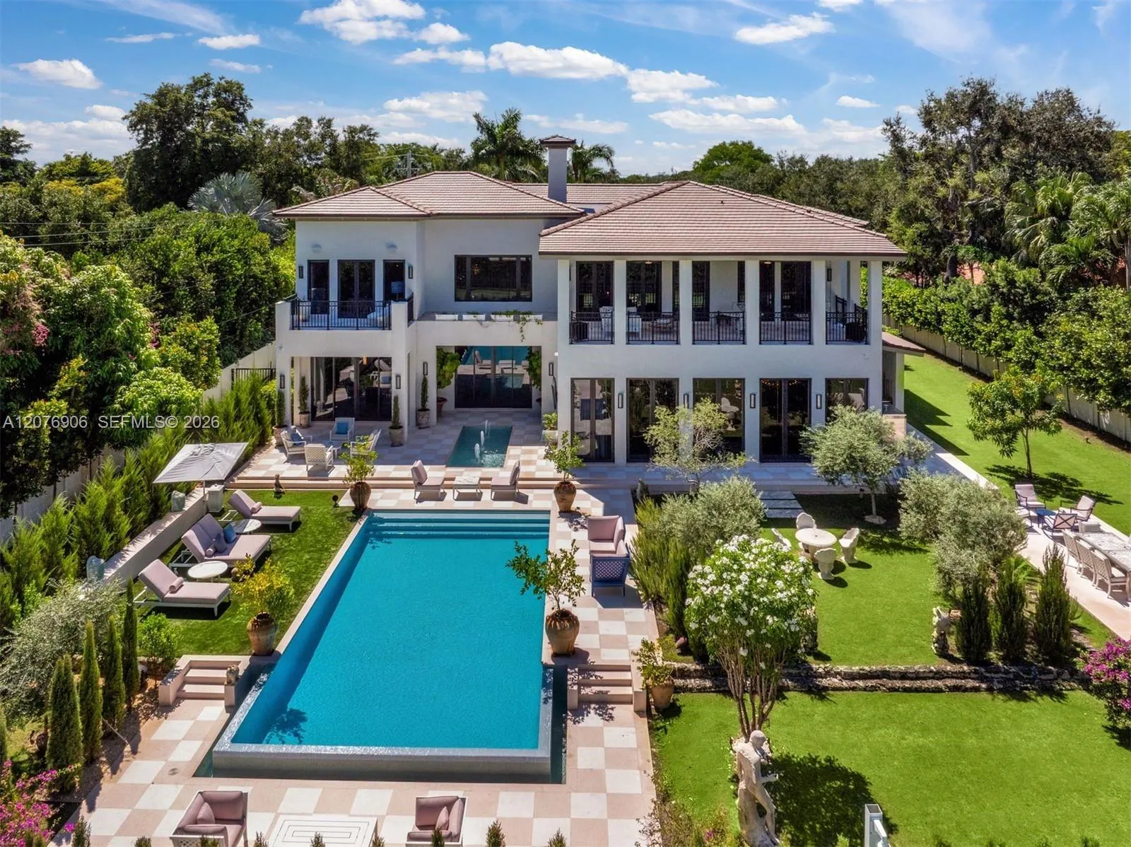 Foto de propiedad en 8345 Ponce De Leon Road, Miami, FL 33143 Miami con MLS# 
