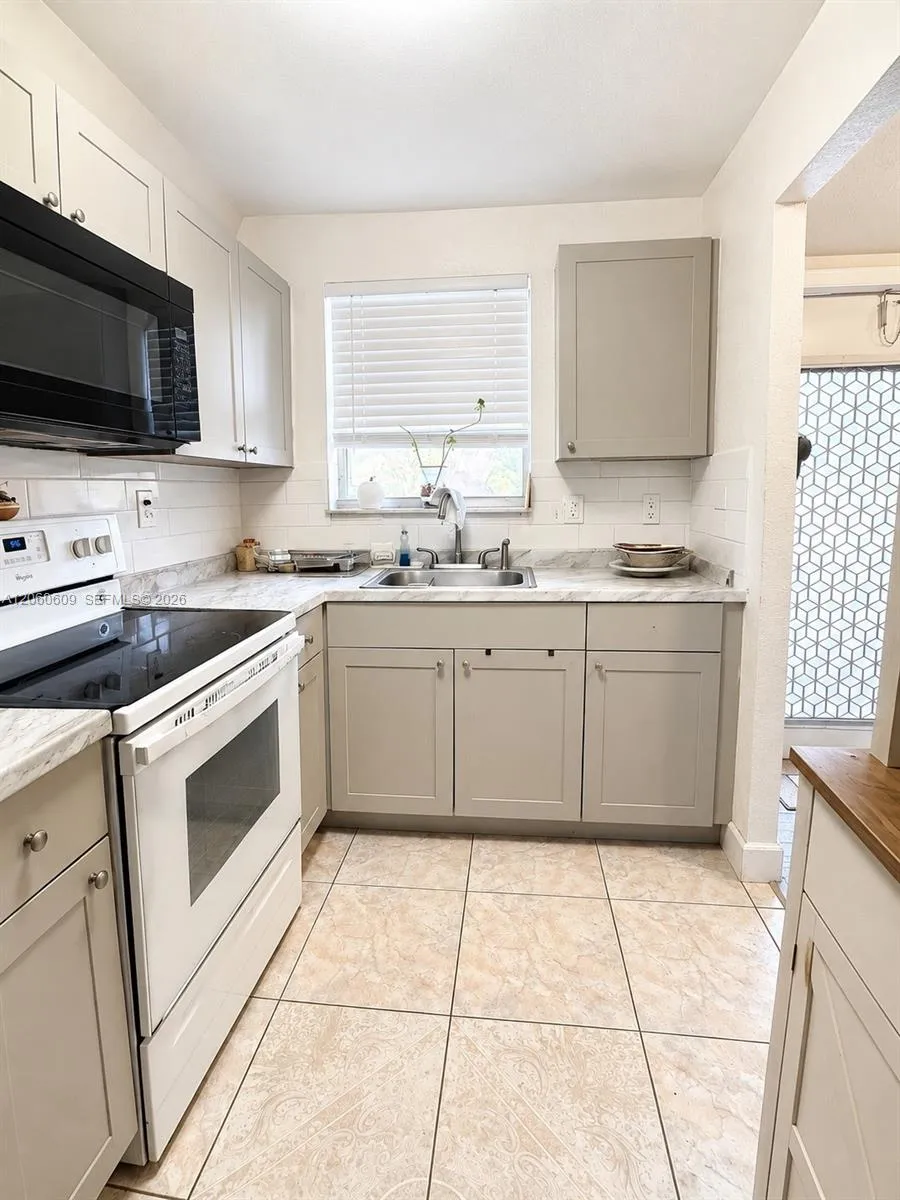 Foto de propiedad en 8345 Sunrise Lakes Boulevard 203, Sunrise, FL 33322 Sunrise con MLS# 